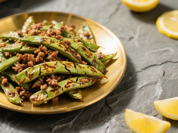 炒豆角配肉末，柠檬点缀