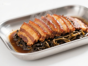 红烧肉配干菜，热气腾腾