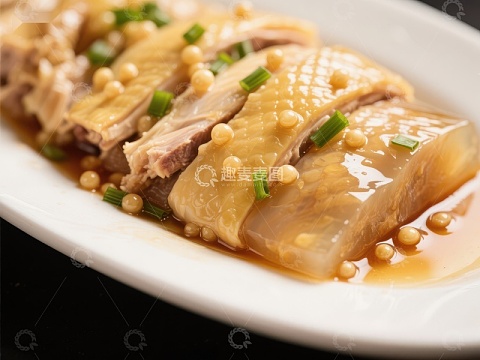 美味白切鸡，配以葱花和花生