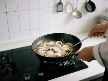 厨房中烹饪海鲜汤