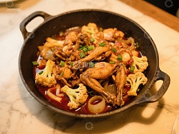 铁锅炖鸡与花菜的美味组合