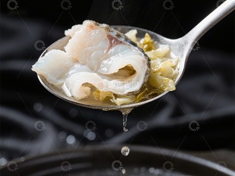 勺中鱼片与酸菜汤