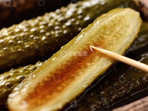 酸黄瓜特写，木质牙签点缀