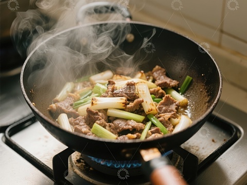 热炒牛肉与葱段在锅中翻炒