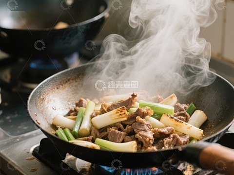 热炒牛肉与葱段，蒸汽升腾