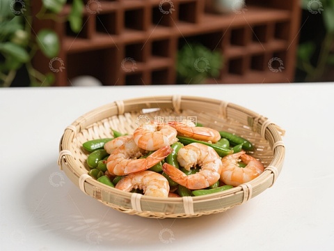 竹篮盛装的虾仁与青豆