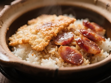 热腾腾的煲仔饭，腊肠与锅巴香气四溢