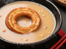 甜品特写：面包圈搭配浓郁汤汁