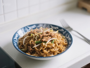 牛肉炒面配葱花，蓝边碗装
