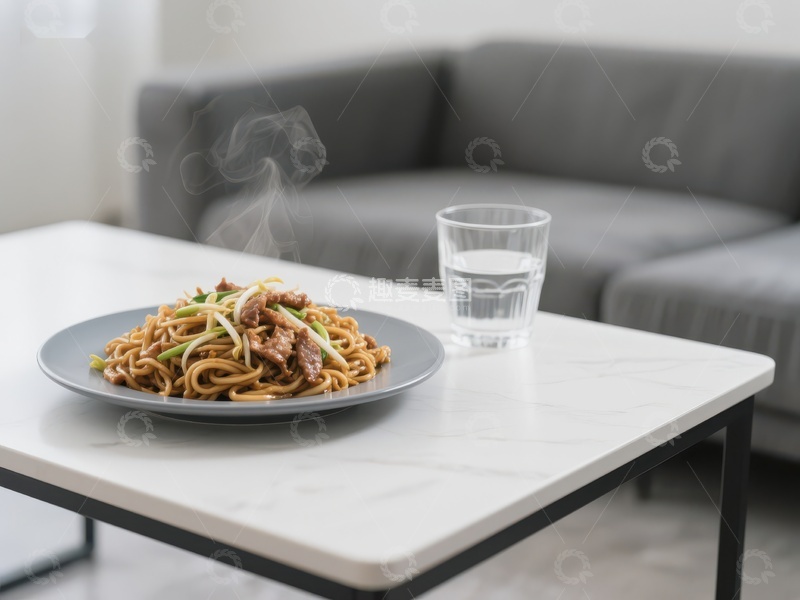 高清大图下载【趣麦麦图】热腾腾的炒面与清水杯