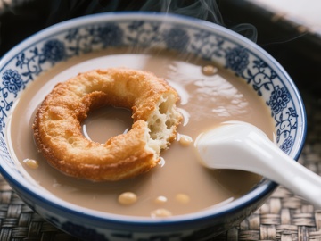 热腾腾的豆浆配油条