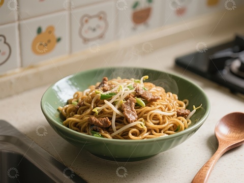 热腾腾的牛肉炒面