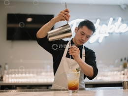 调酒师精心制作饮品