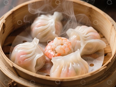 热气腾腾的蒸饺，鲜美虾仁点缀