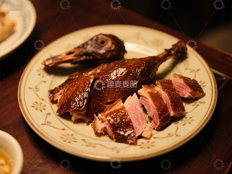 烤鸭切片，色泽诱人