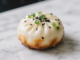 煎制包子，撒有葱花和芝麻