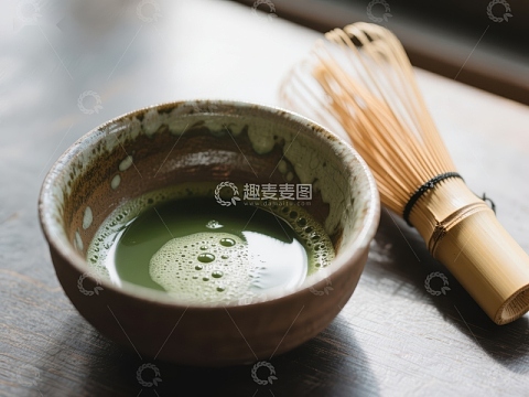 抹茶碗与竹筅静置桌面