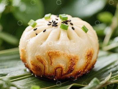 金黄煎饺，点缀葱花与芝麻