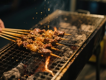 烤肉串在炭火上滋滋作响