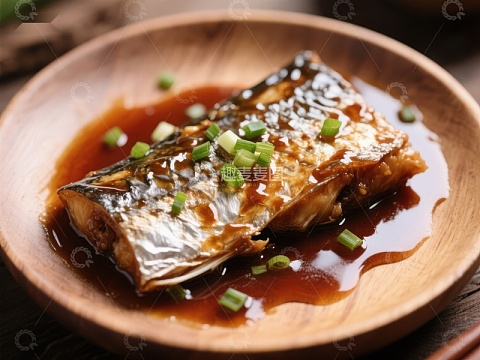 酱汁鱼块，点缀葱花