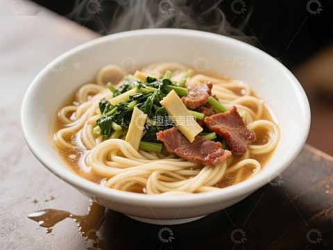 热腾腾的面条配蔬菜和肉片