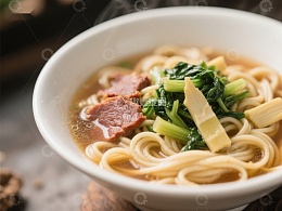 热腾腾的面条配蔬菜和肉片