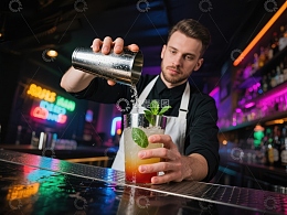 调酒师倾倒鸡尾酒