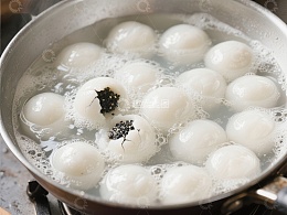汤圆在锅中煮沸