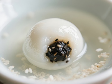 黑芝麻汤圆在清水中