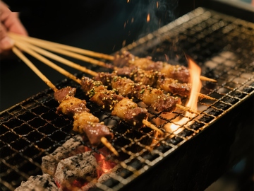 烤肉串在炭火上翻烤