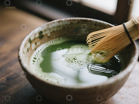 抹茶搅拌，传统茶道艺术