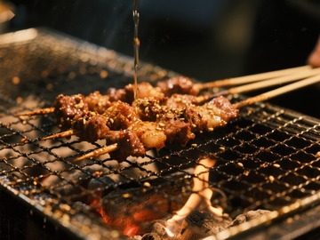 烧烤架上的美味串烧