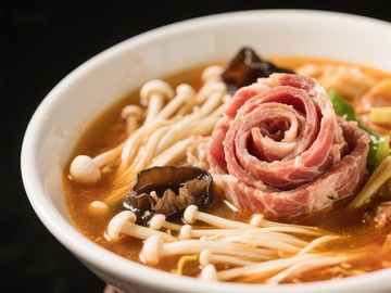 精致牛肉花卷面配金针菇