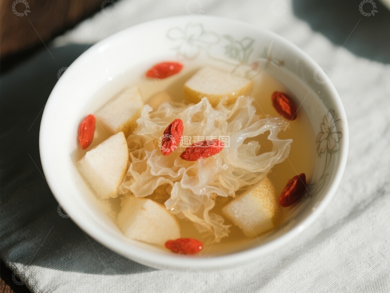 高清大图下载【趣麦麦图】银耳雪梨枸杞汤，滋补养生佳品