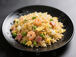 美味炒饭配虾仁与蔬菜
