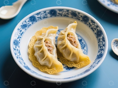 精美蒸饺置于蓝白瓷盘中