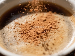 热饮撒上可可粉的瞬间