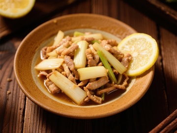 柠檬炒肉丝配葱段