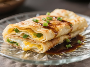 煎饼果子配酱料，美味早餐