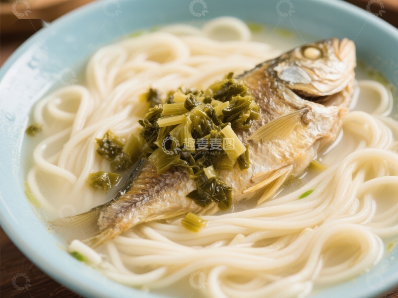 高清大图下载【趣麦麦图】酸菜鱼面：鲜美汤底搭配细腻面条