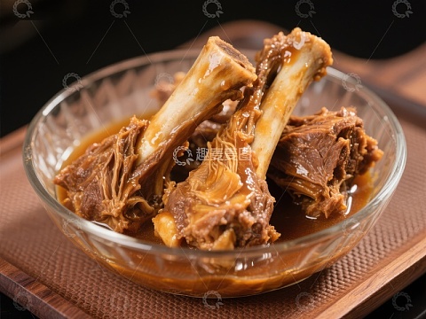 美味炖煮羊排，浓郁汤汁诱人