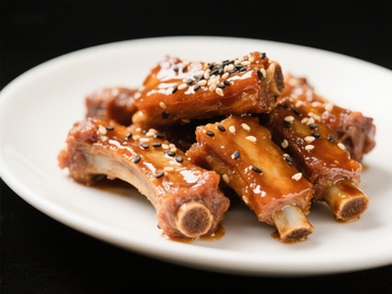 美味酱烧排骨，撒芝麻点缀