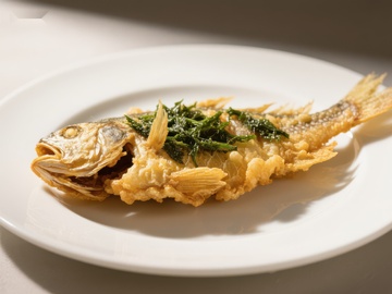 金黄酥脆的炸鱼配香菜