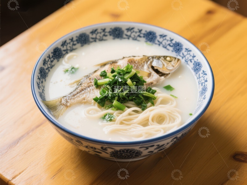 鱼汤面：鲜美汤底配细面条
