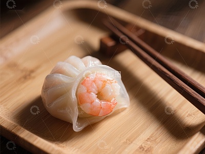 鲜虾饺特写，木质托盘上的美食
