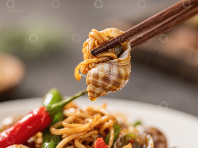 筷子夹起螺蛳粉，美味瞬间