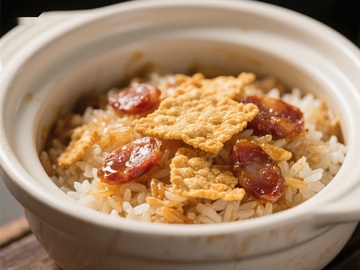 腊肠煲仔饭，香脆锅巴点缀