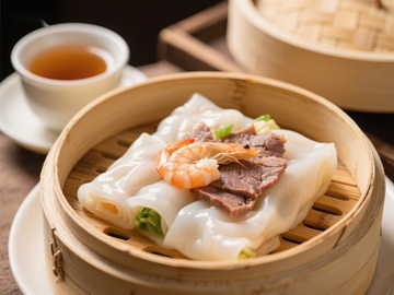 蒸笼中的美味肠粉与茶点