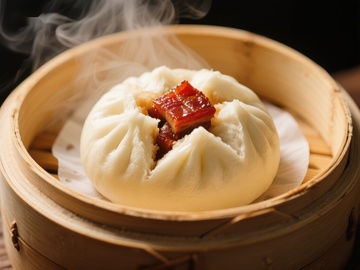 热气腾腾的包子，内馅诱人