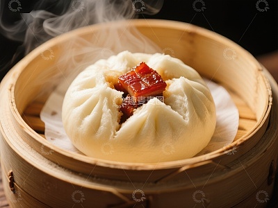 热气腾腾的包子，内馅诱人